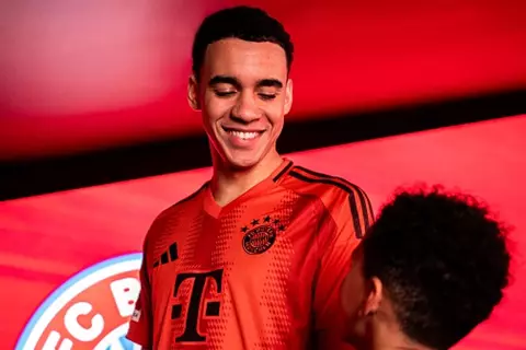 رسميا.. بايرن ميونخ يعلن تجديد عقد موسيالا